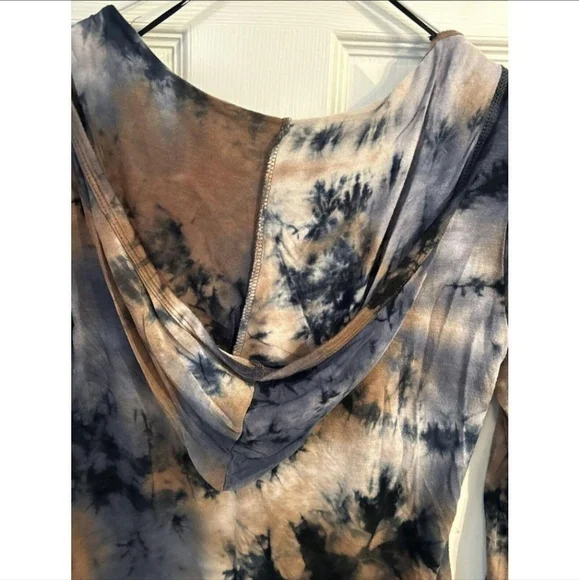 Ginger G tye dye light weight top. - Picture 4 of 5